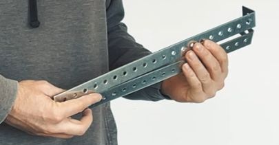 Garagentorantrieb Test & Vergleich | Der beste Antrieb? 33 Person hält Deckenabhänger des Easy 800 Garagentorantriebs in den Händen