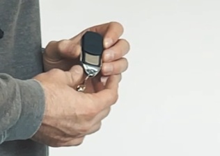 Garagentorantrieb Test & Vergleich | Der beste Antrieb? 30 Person hält den Easy 800 Handsender in der Hand