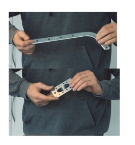 2 Abbildungen, in denen eine Person den Tormitnehmer und die Torblatthalterung des Schellenberg SD 10 hält